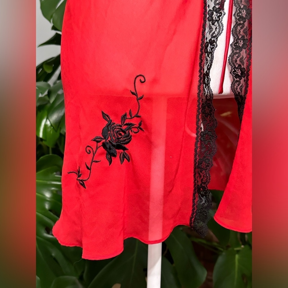 ❤️Red with black lace trimmed and black floral embroidered cover with ties front - Picture 9 of 9